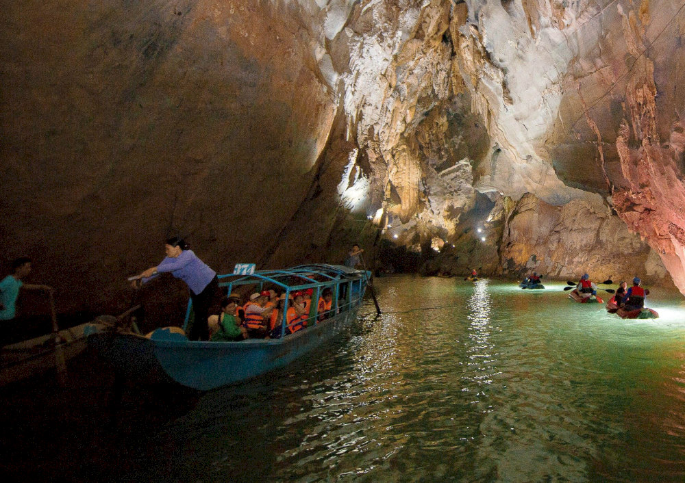 Trải nghiệm đi thuyền vào lòng động Phong Nha